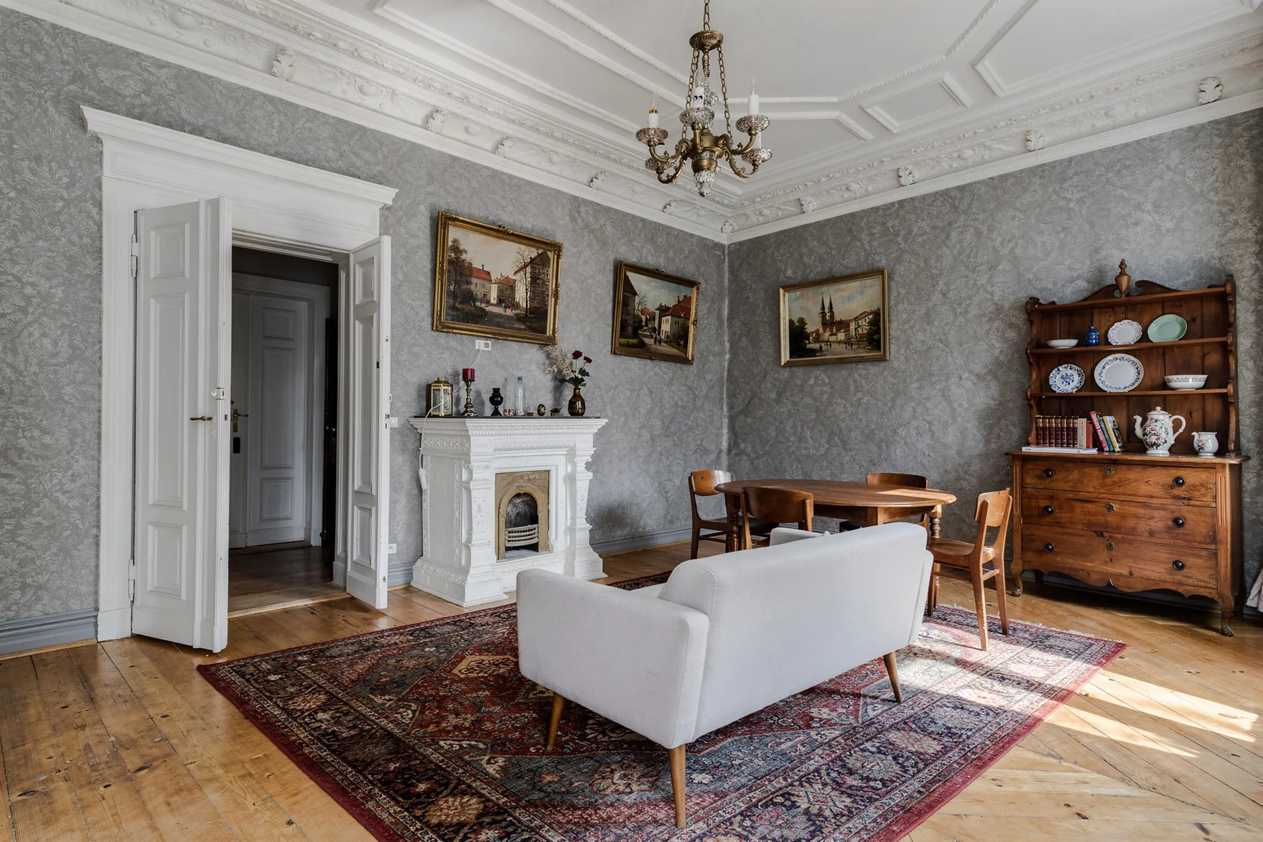 Klasyczne wnętrze apartamentu z kominkiem